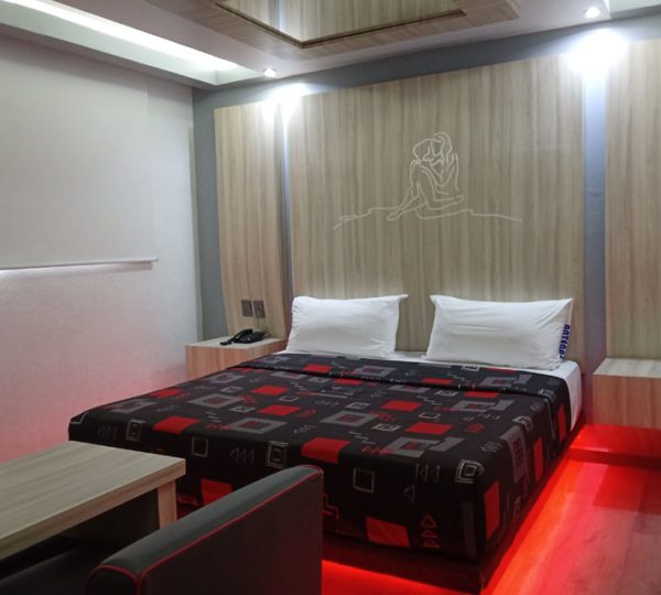 Habitación con mesa
