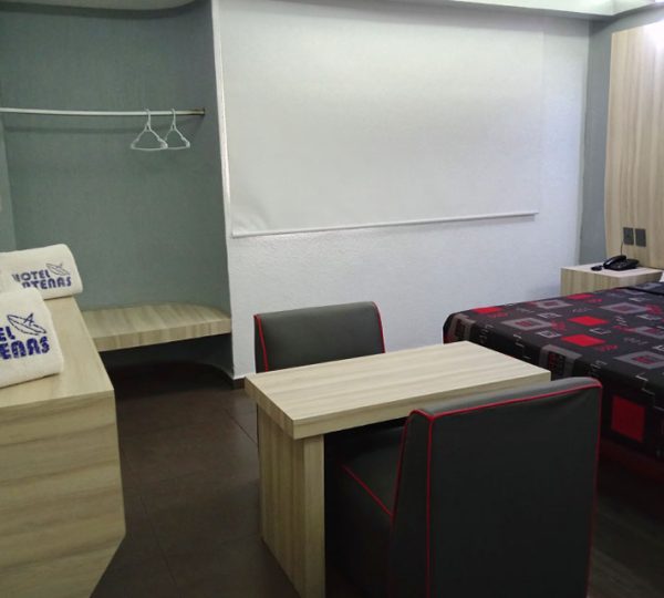 Habitación con mesa